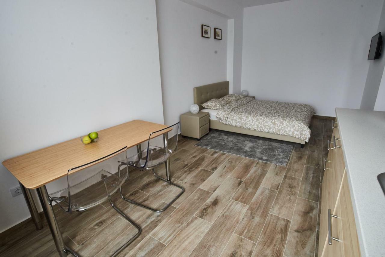 At Central Apartments Bukares Bagian luar foto