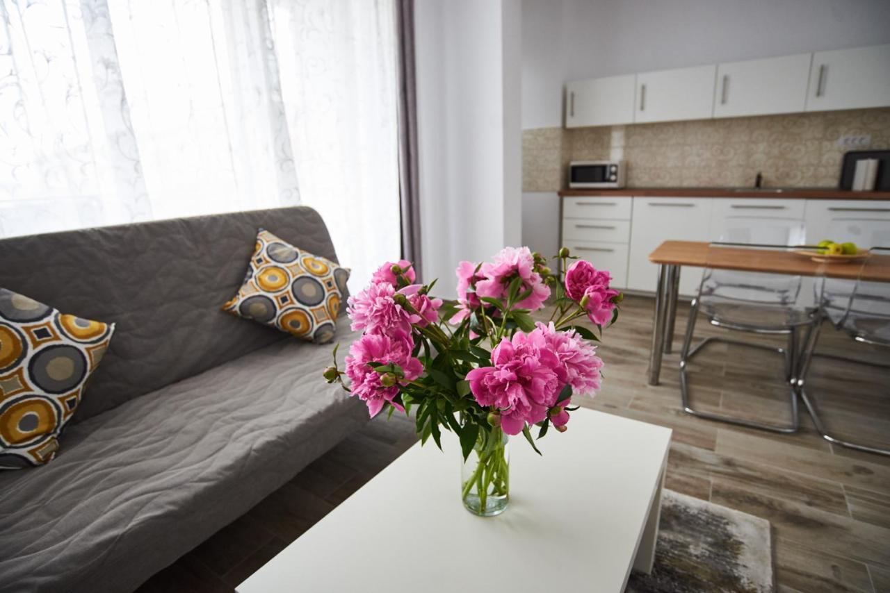 At Central Apartments Bukares Bagian luar foto
