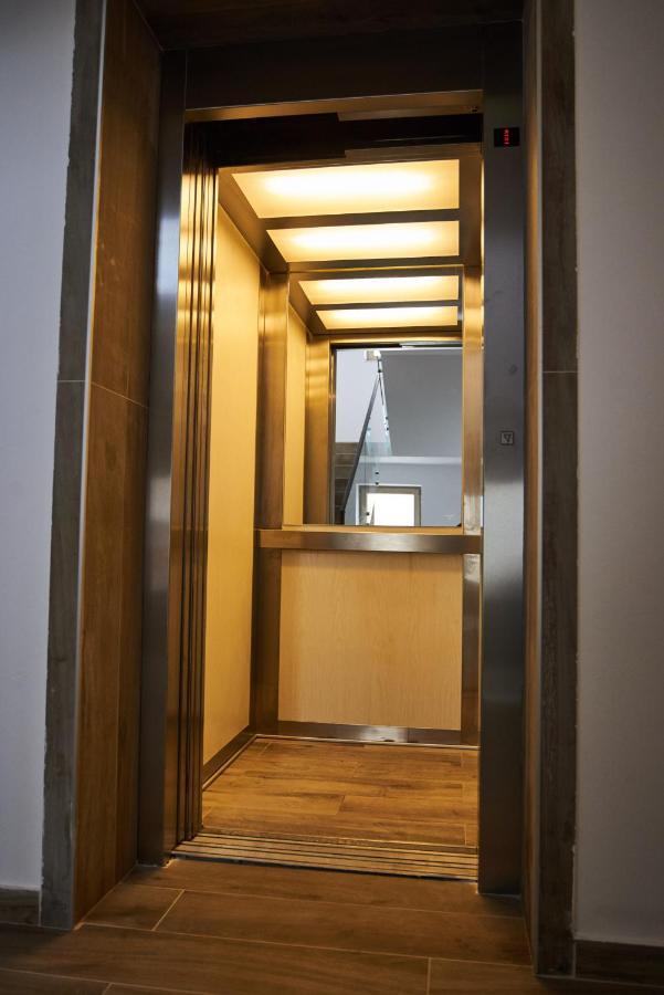 At Central Apartments Bukares Bagian luar foto